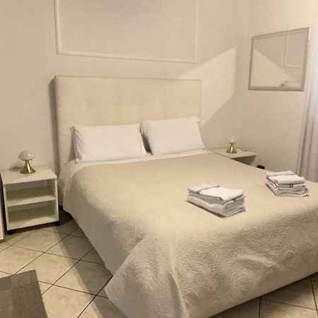 Monolocale In Piazza Isolo Apartment Verona Bagian luar foto