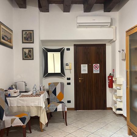 Monolocale In Piazza Isolo Apartment Verona Bagian luar foto