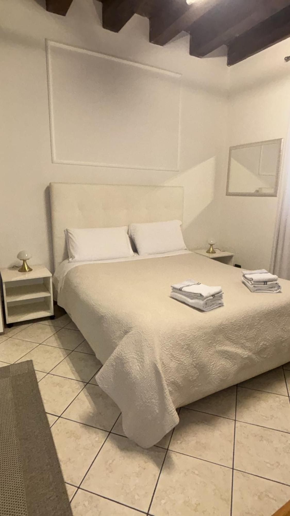 Monolocale In Piazza Isolo Apartment Verona Bagian luar foto